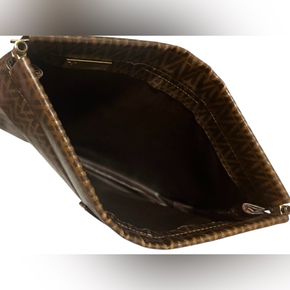 Mario Valentino Vintage Brown leather Monogramed V Clutch🔥 totally ‘80s😎 - Picture 8 of 9